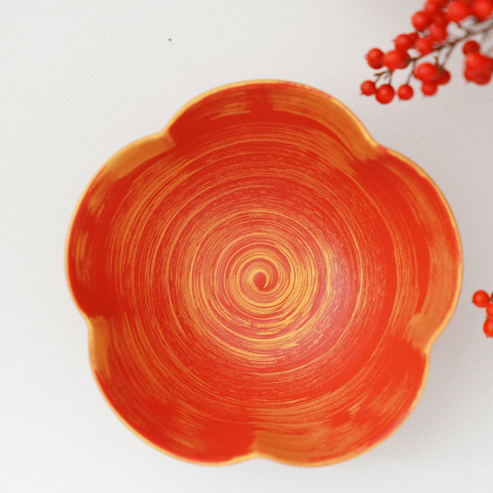 赤釉金彩刷毛目渦花型小鉢