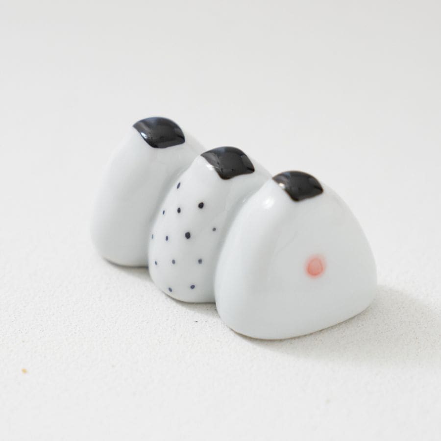 波佐見焼 3コおにぎり(1ゴマ）箸置