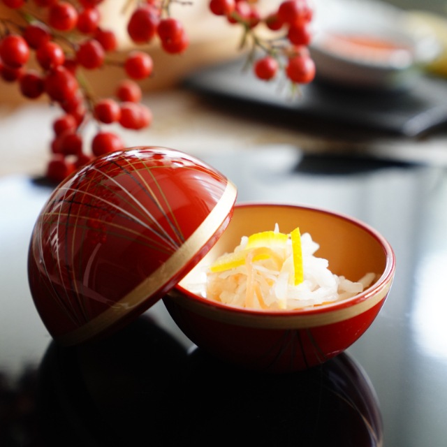 球珍味 手まり柄内金パール 朱 ｜ 四季折々のおしゃれな和食器通販