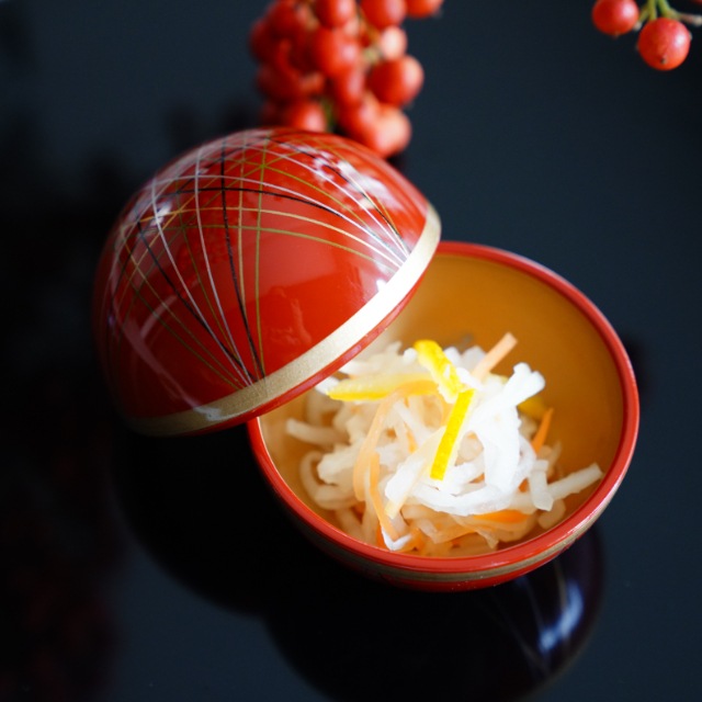 球珍味 手まり柄内金パール 朱 ｜ 四季折々のおしゃれな和食器通販