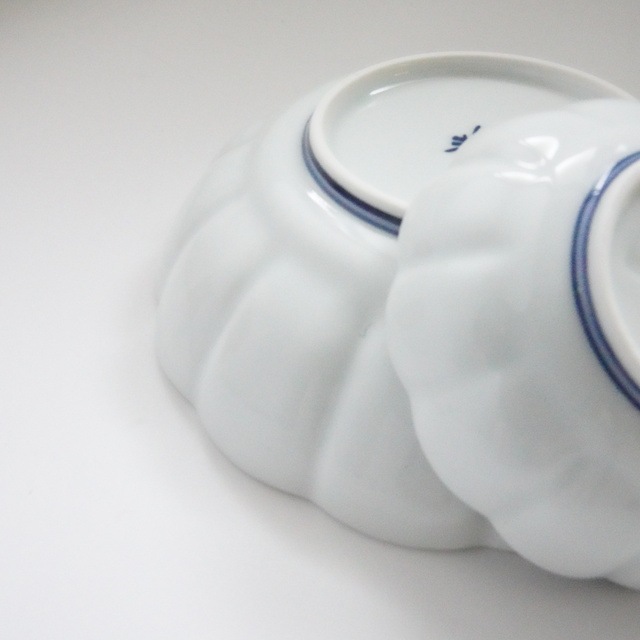 有田焼 手描き線紋 菊割小鉢 青 ｜ 四季折々のおしゃれな和食器通販