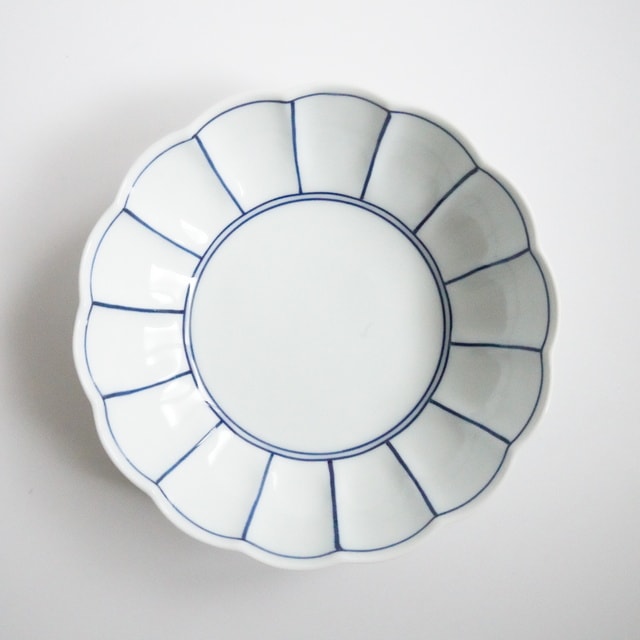 有田焼 手描き線紋 菊割小鉢 青 ｜ 四季折々のおしゃれな和食器通販