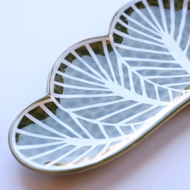 有田焼　錦茶緑銀松葉形　前菜皿