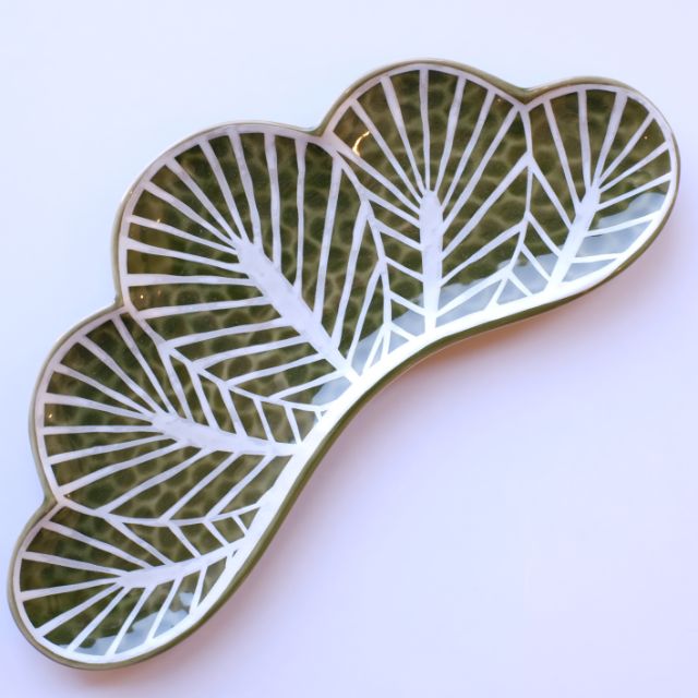 有田焼　錦茶緑銀松葉形　前菜皿