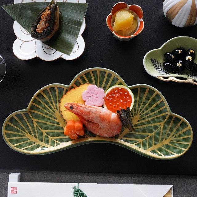 【11月中お届け】有田焼　錦茶緑金松葉形　前菜皿