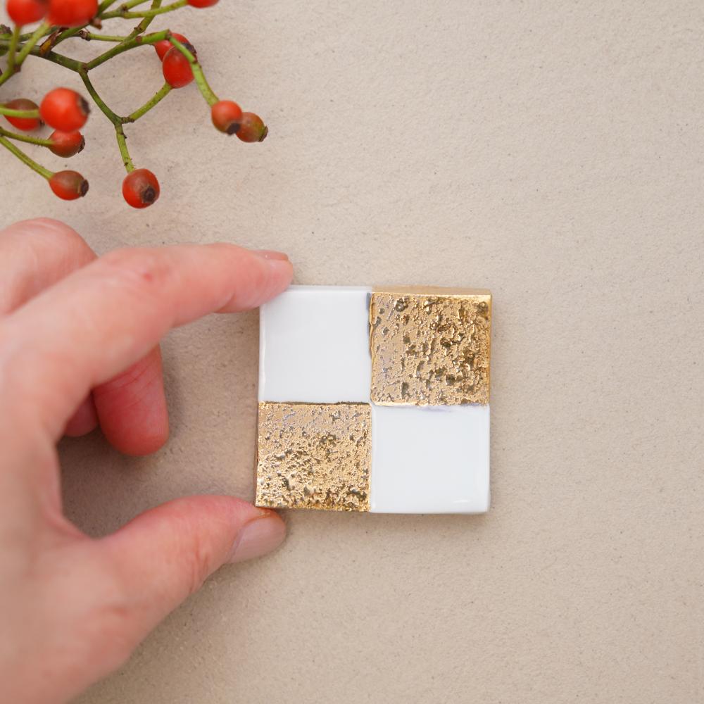 有田焼 4.5㎝角箸置き 大 市松ペアセット（白金・白銀）｜ 四季折々の