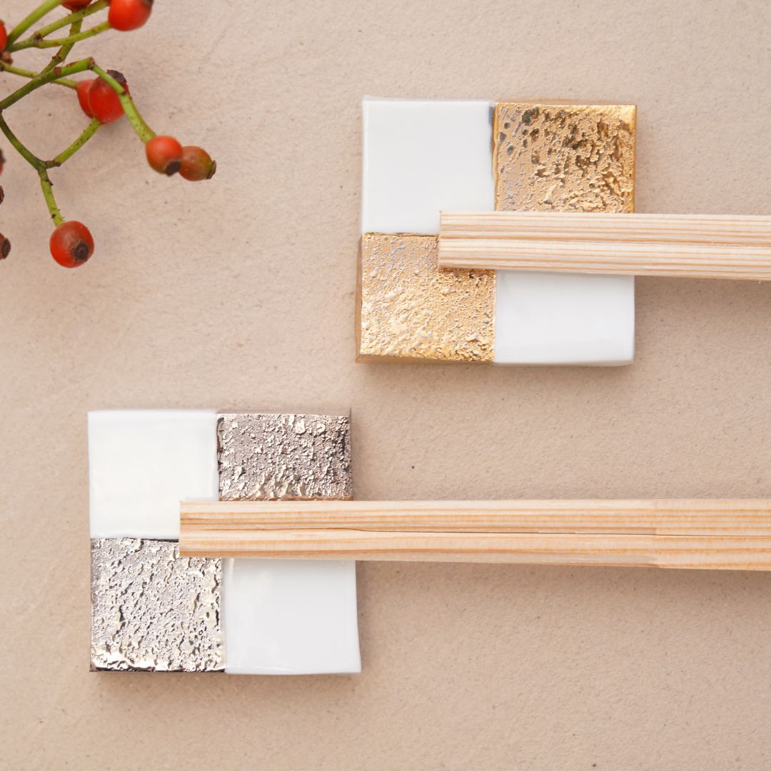 有田焼 4.5㎝角箸置き 大 市松ペアセット（白金・白銀）｜ 四季折々の