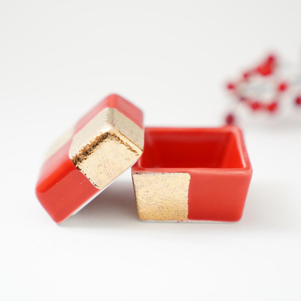 有田焼 箱型珍味 赤金市松 ｜ 四季折々のおしゃれな和食器通販サイト