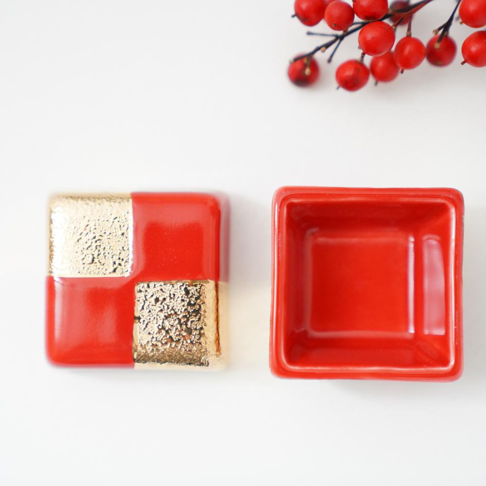 有田焼 箱型珍味 赤金市松 ｜ 四季折々のおしゃれな和食器通販サイト