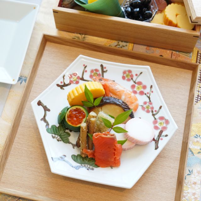伊万里焼 成化年製款『染錦 菊梅花文鉢』陶磁器 華々しく