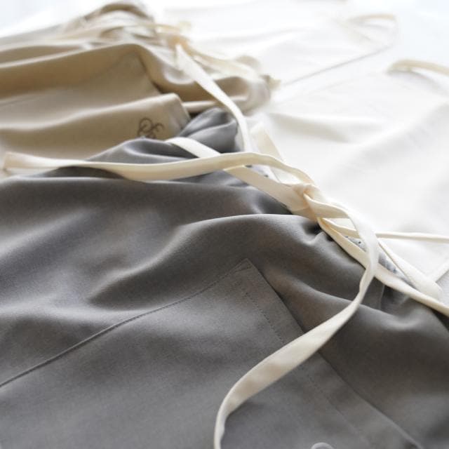 リボンエプロン　ホワイト×グレ－　FOURGRACEオリジナル