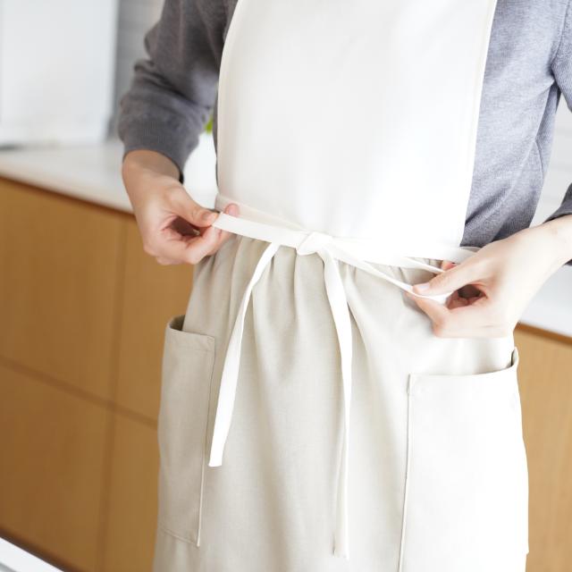 リボンエプロン ホワイト×グレ－ FOURGRACEオリジナル ｜ 四季折々の