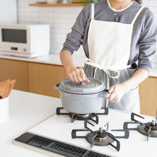 リボンエプロン　ホワイト×グレ－　FOURGRACEオリジナル