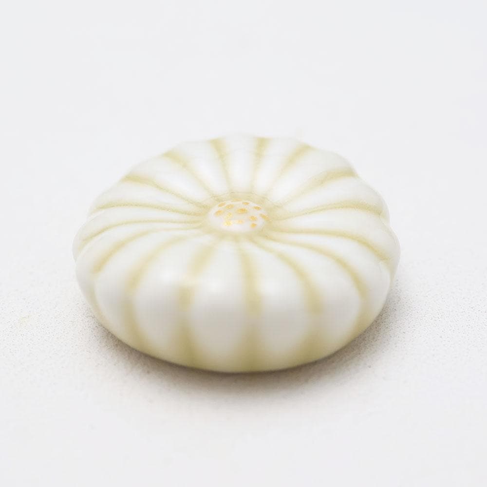 【陶器市】波佐見焼  菊 箸置き アイボリー 3枚目