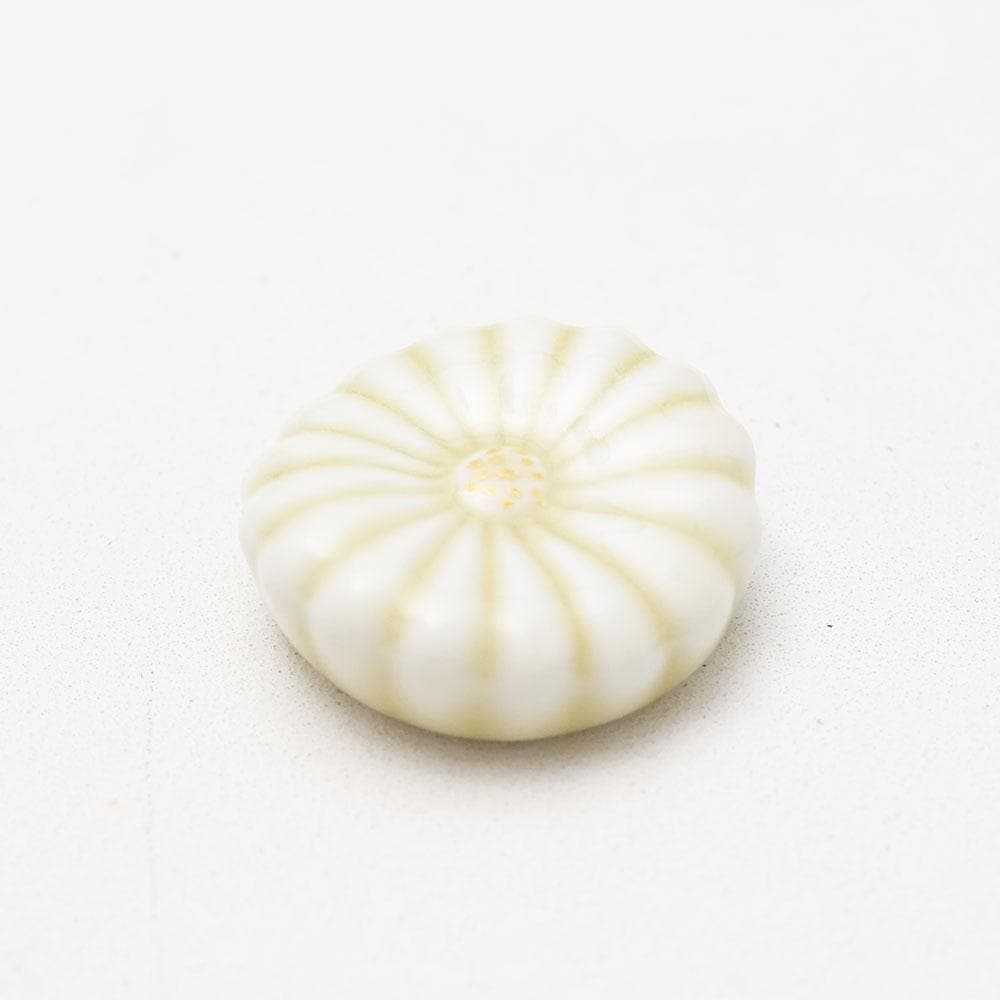 【陶器市】波佐見焼  菊 箸置き アイボリー 2枚目