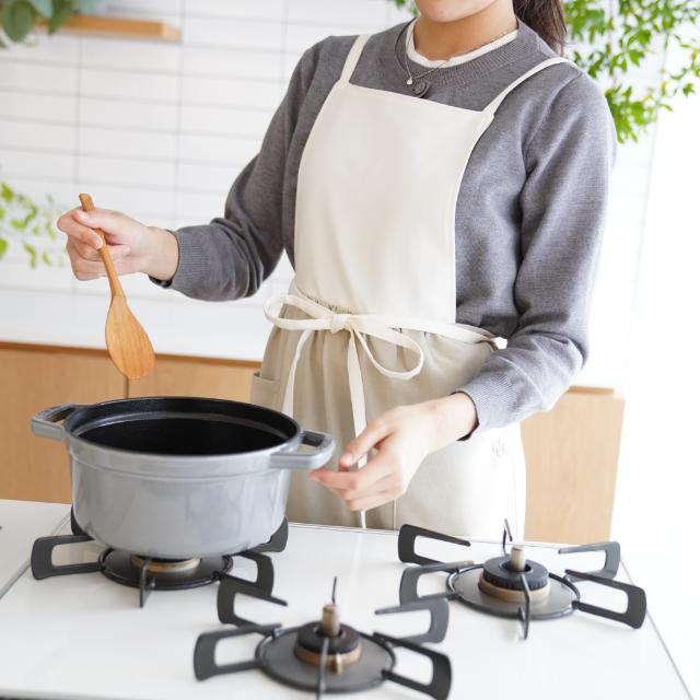 リボンエプロン ホワイト×ベージュ FOURGRACEオリジナル ｜ 四季折々の