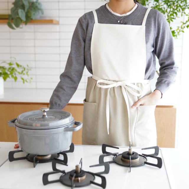 リボンエプロン ホワイト×ベージュ FOURGRACEオリジナル ｜ 四季折々の