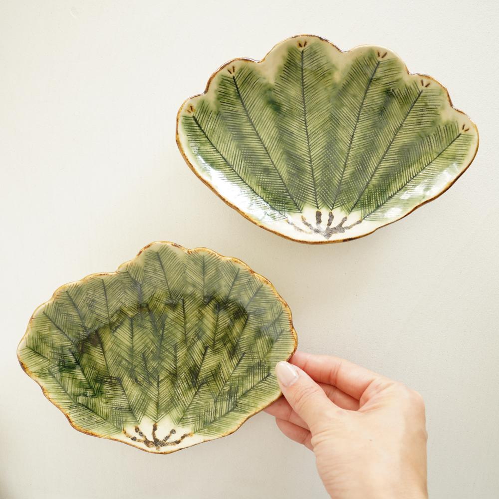 花と葉の浮き彫り陶器皿 松泉窯 加藤芳平 松葉皿 ｜ 四季折々のおしゃれな和食器通販サイト