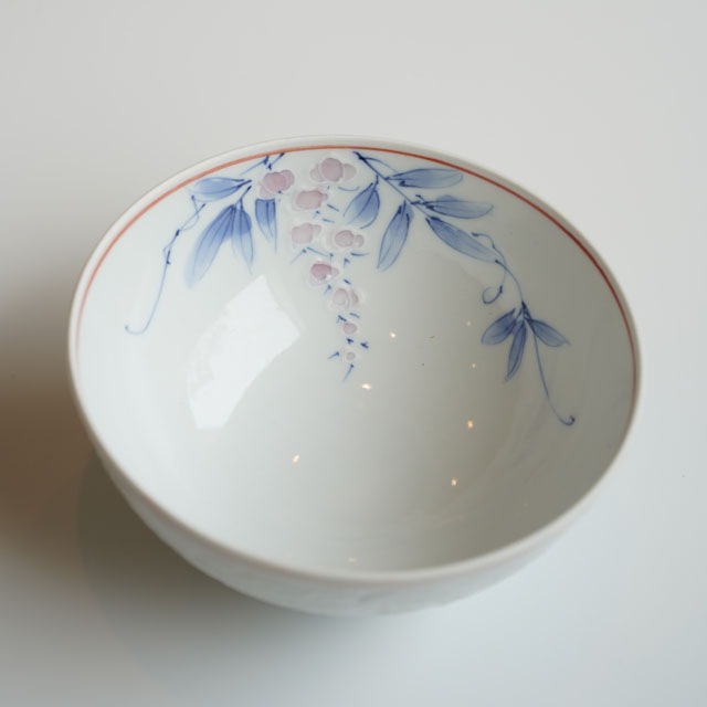 波佐見焼　藤絵唐草彫　飯碗小　（朱）