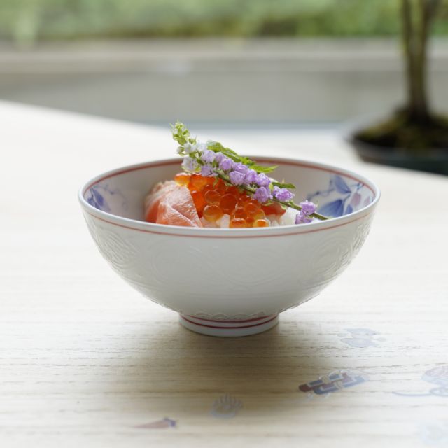 波佐見焼　藤絵唐草彫　飯碗小　（朱）