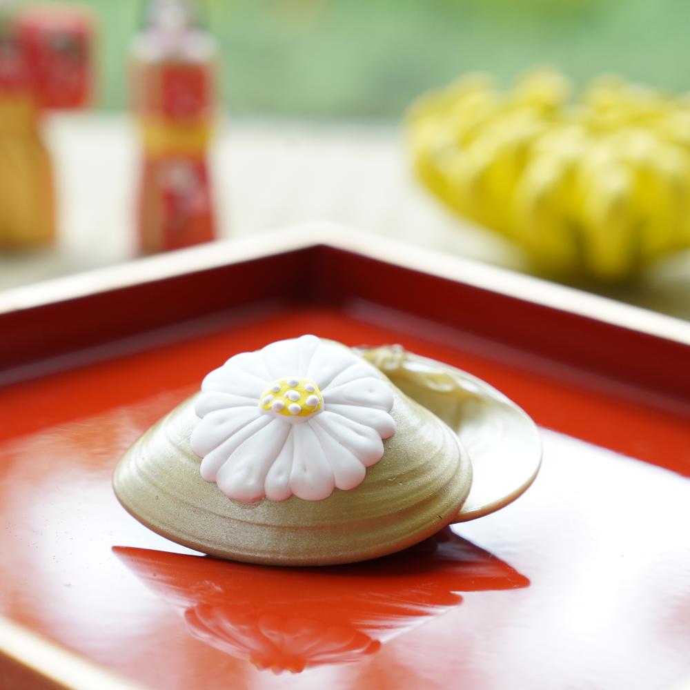 菊の置上蛤香合 豆サイズ｜ 四季折々のおしゃれな和食器通販サイト