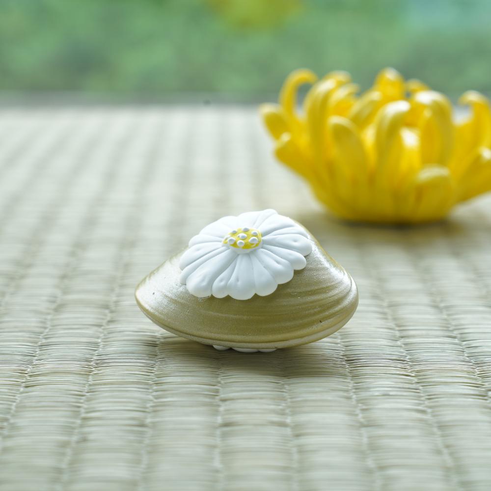 菊の置上蛤香合 豆サイズ｜ 四季折々のおしゃれな和食器通販サイト