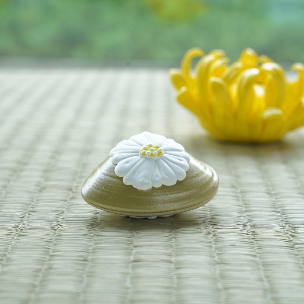 菊の置上蛤香合 豆サイズ｜ 四季折々のおしゃれな和食器通販サイト