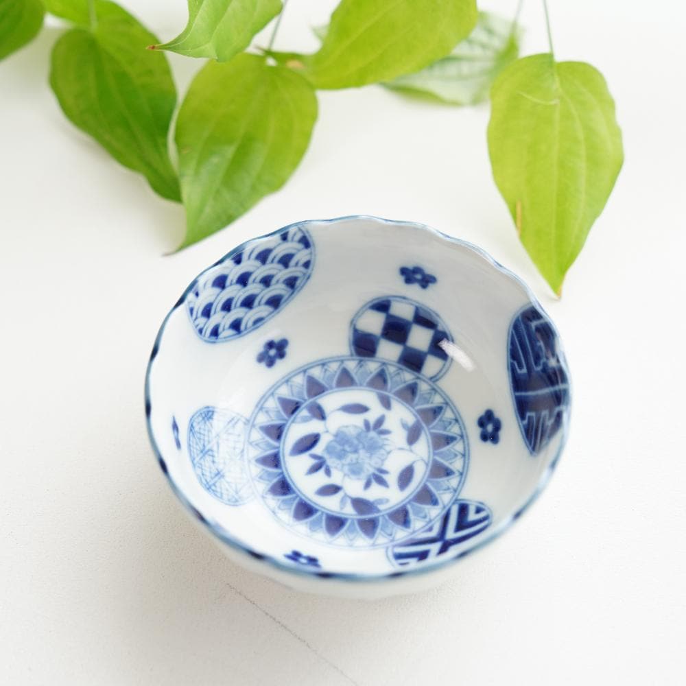 藍丸紋菊形6.8鉢 ｜ 四季折々のおしゃれな和食器通販サイト FOURGRACE