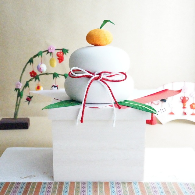 京ちりめん橙付き　とうきの鏡餅飾り 大（木箱タイプ）日本製