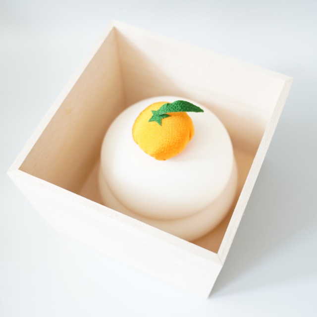 菱形台付き 京ちりめん橙付き とうきの鏡餅飾り 大（木箱タイプ）日本
