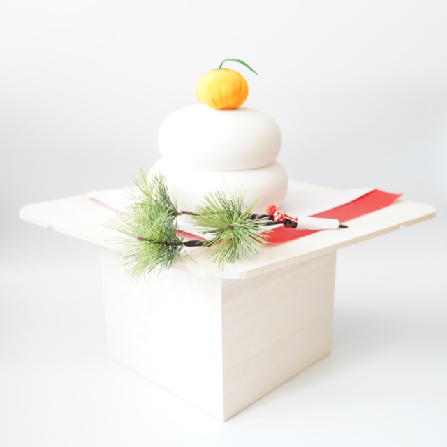 菱形台付き 京ちりめん橙付き とうきの鏡餅飾り 大（木箱タイプ）日本