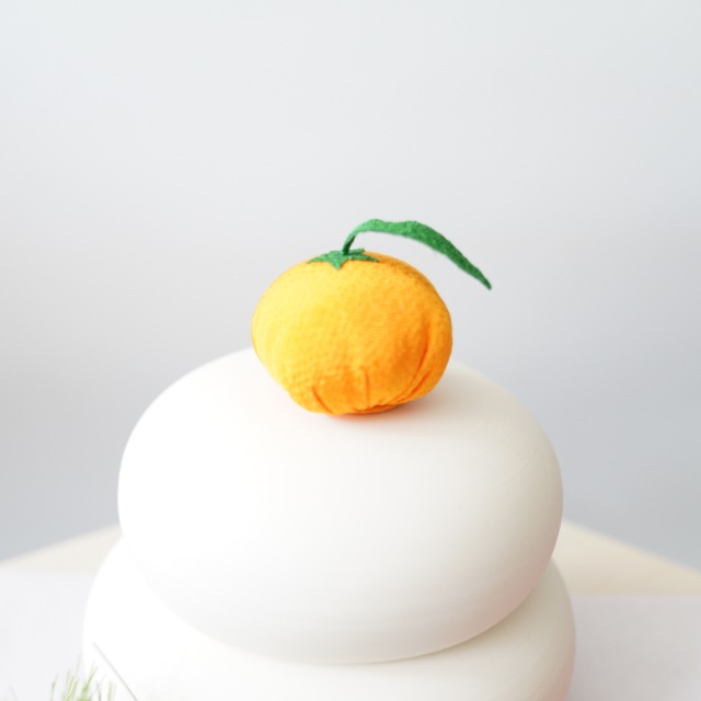 菱形台付き 京ちりめん橙付き とうきの鏡餅飾り 大（木箱タイプ）日本