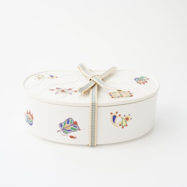 真田紐付き　白マット錦七宝宝尽し繭型蓋物（有田焼）　FOURGRACEオリジナル