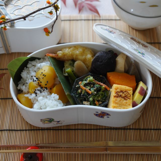 真田紐付き　白マット錦七宝宝尽し繭型蓋物（有田焼）　FOURGRACEオリジナル