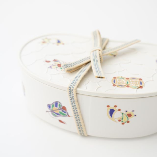 真田紐付き　白マット錦七宝宝尽し繭型蓋物（有田焼）　FOURGRACEオリジナル