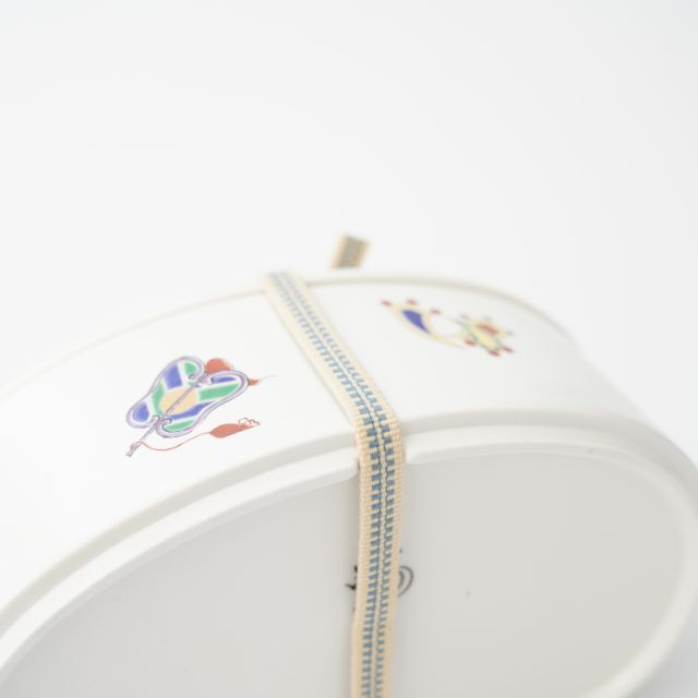 真田紐付き　白マット錦七宝宝尽し繭型蓋物（有田焼）　FOURGRACEオリジナル