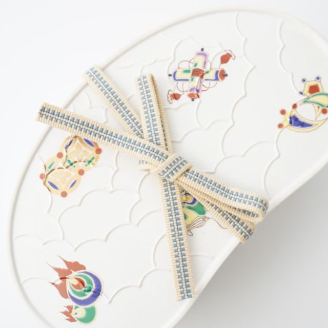 真田紐付き　白マット錦七宝宝尽し繭型蓋物（有田焼）　FOURGRACEオリジナル