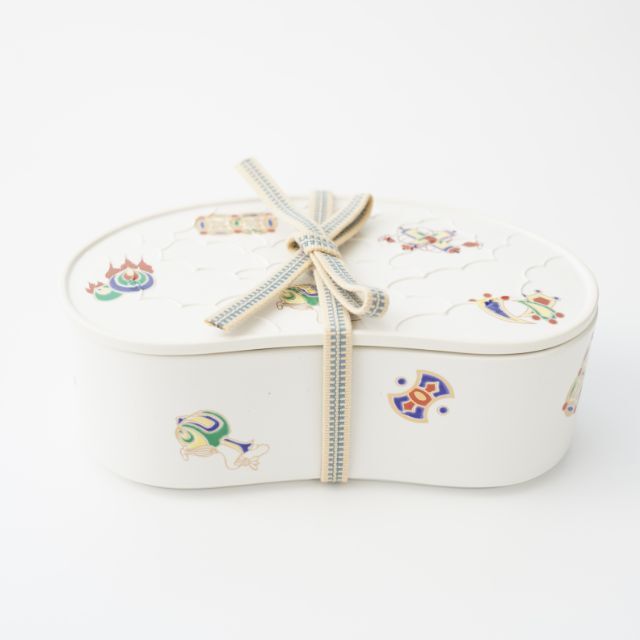 真田紐付き　白マット錦七宝宝尽し繭型蓋物（有田焼）　FOURGRACEオリジナル