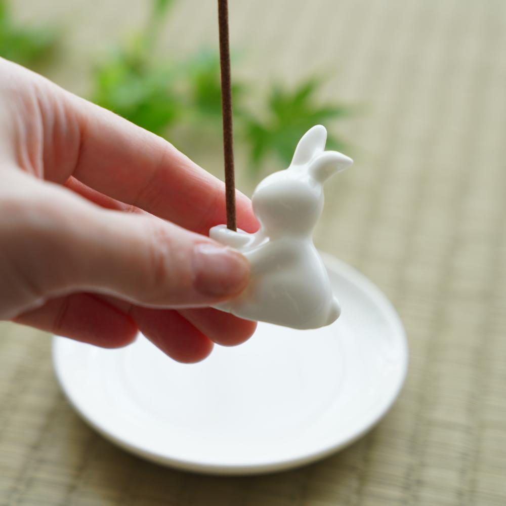 レアなデザイン　杵突きうさぎ備前焼　香合　兎　縦5㎝横4.6㎝高さ6.4㎝お茶会 うさぎ お香立て(お皿セット）｜ 四季折々のおしゃれな和食器通販