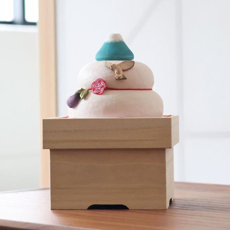 木製鏡餅飾り　紙箱入り中サイズ　手彫りタイプ 木製鏡餅飾り 紙箱入り中サイズ 手彫りタイプ
