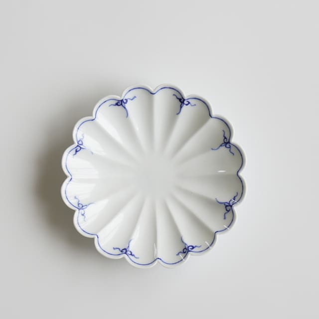 波佐見焼　渕瓔珞（青）菊紋皿　小
