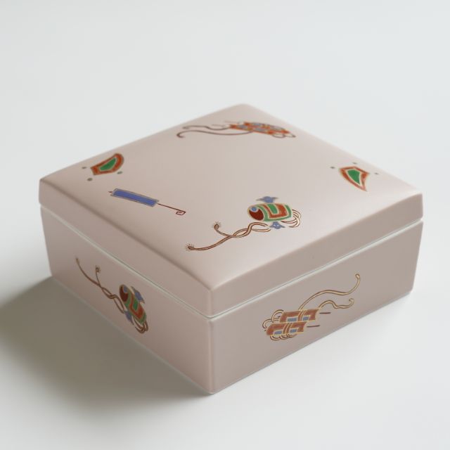 有田焼　宝尽くし　角蓋物　セラマット　ピンク