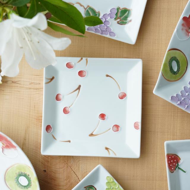 〓美品〓絵皿 春夏秋冬 オーストリア 4枚セット 絵皿たて付き 一珍フルーツ絵柄シリーズ 角皿 11.8cm サクランボ(伊万里焼) ｜ 四季