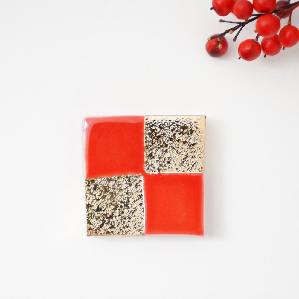 有田焼　4.5cm角箸置き　大　赤金市松（単品）