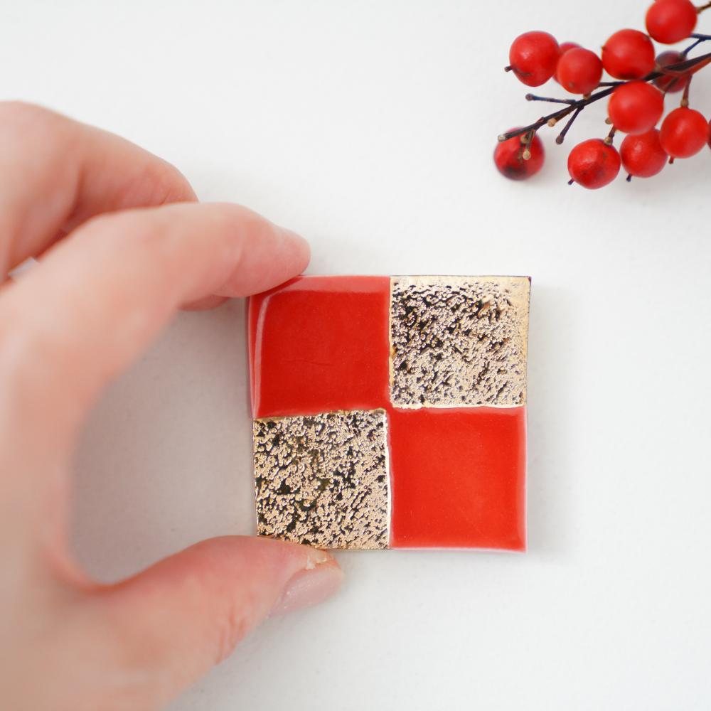 有田焼　4.5cm角箸置き　大　赤金市松（単品）