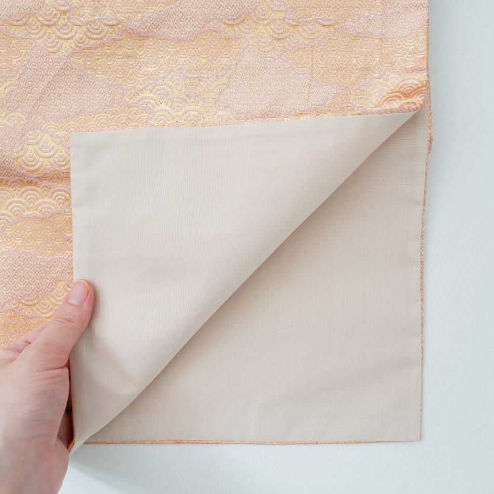 西陣織　菊と亀甲花菱紋　シャンパンゴールド×ピンクテーブルランナー　辻元舞さん 西陣織 菊と亀甲花菱紋 シャンパンゴールド×ピンクテーブルランナー