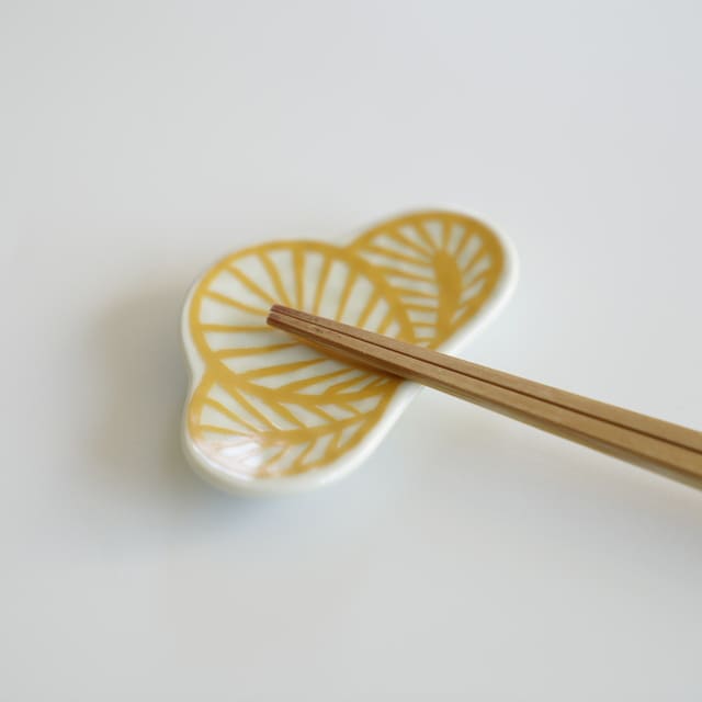 有田焼　錦　金松葉形　箸置