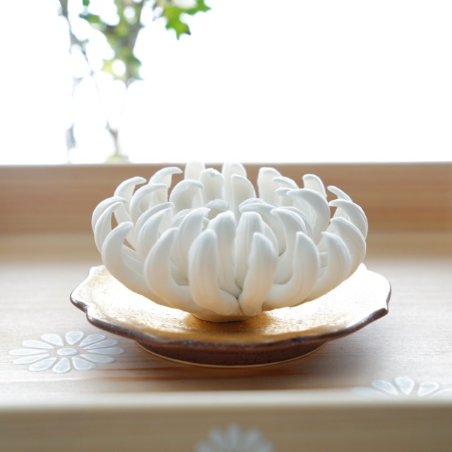 陶器の菊飾り(お香立て)
