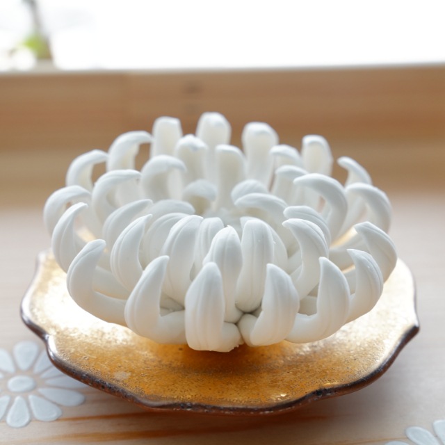 陶芸　手作り陶器　香炉、菊の図柄 陶芸 手作り陶器 香炉、菊の図柄