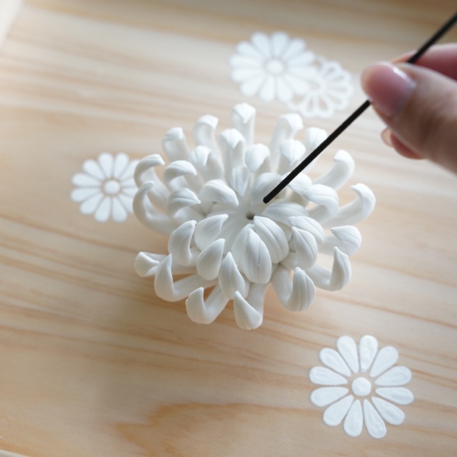 陶器の菊飾り(お香立て)